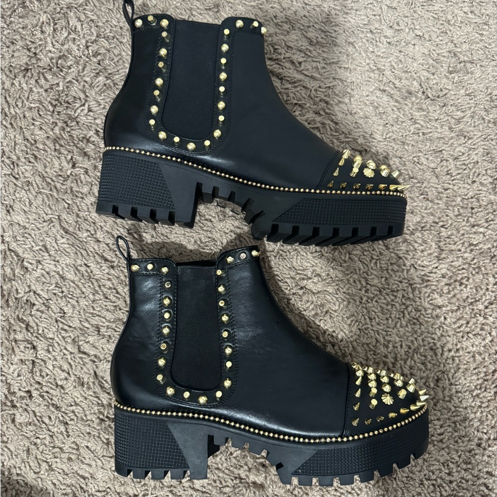 6.5 woman’s combat boots CAPE  ROBBIN new